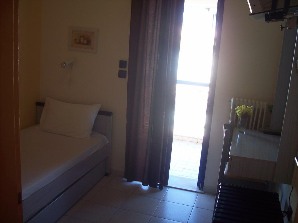 Hotel Eleni Paralia Dionisiou Chambre photo