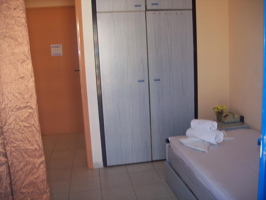 Hotel Eleni Paralia Dionisiou Chambre photo